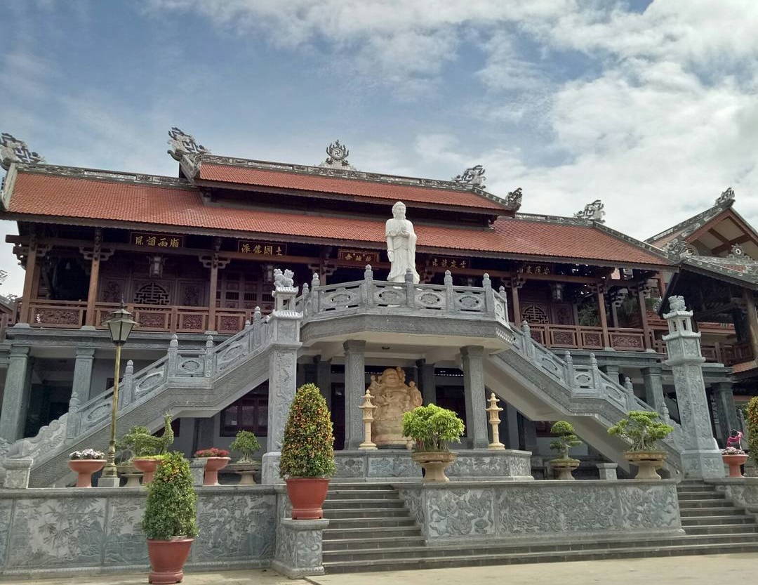 chua-sac-tu-khai-doan-va-ve-dep-co-kinh-lam-say-long-nguoi-1652223511